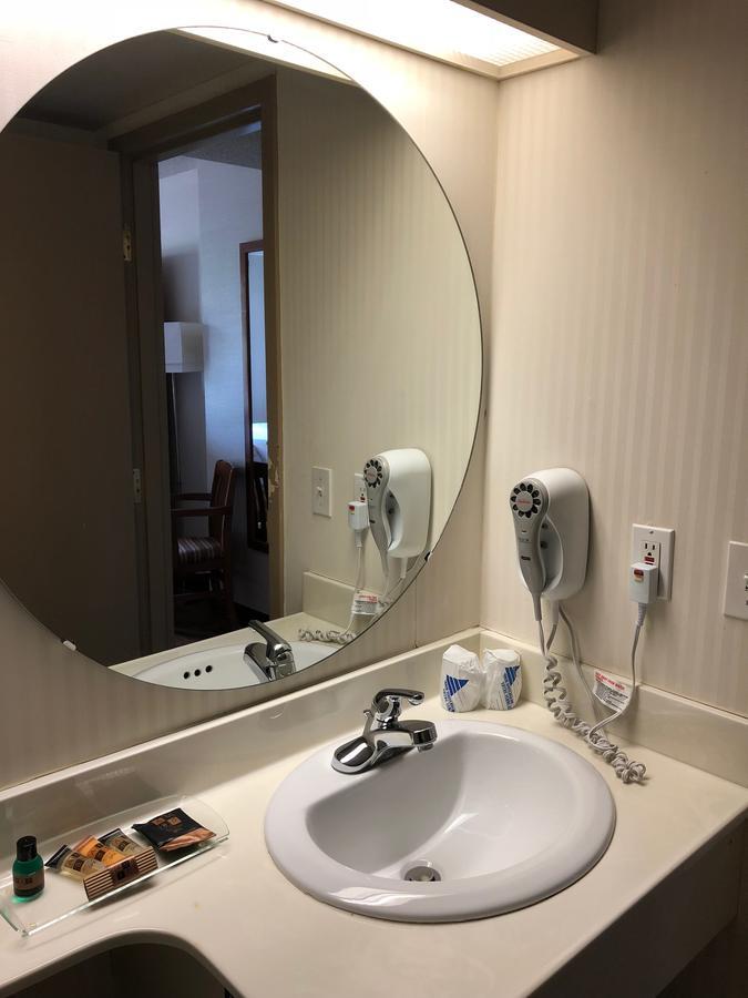 St. Albert Inn & Suites Saint Albert Экстерьер фото